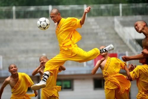 黑人踢足球为什么不行，踢足球的黑人为什么少？