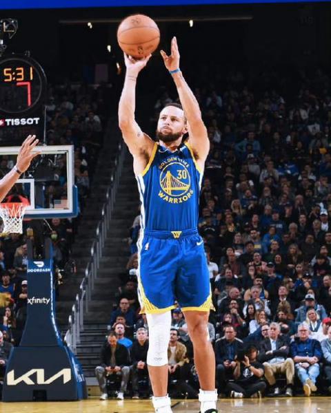 库里打封闭为什么没事，库里打过封闭针吗？