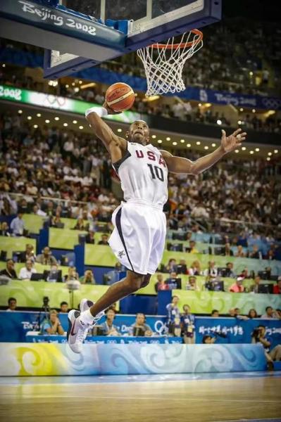 科比打什么球，科比打的nba？